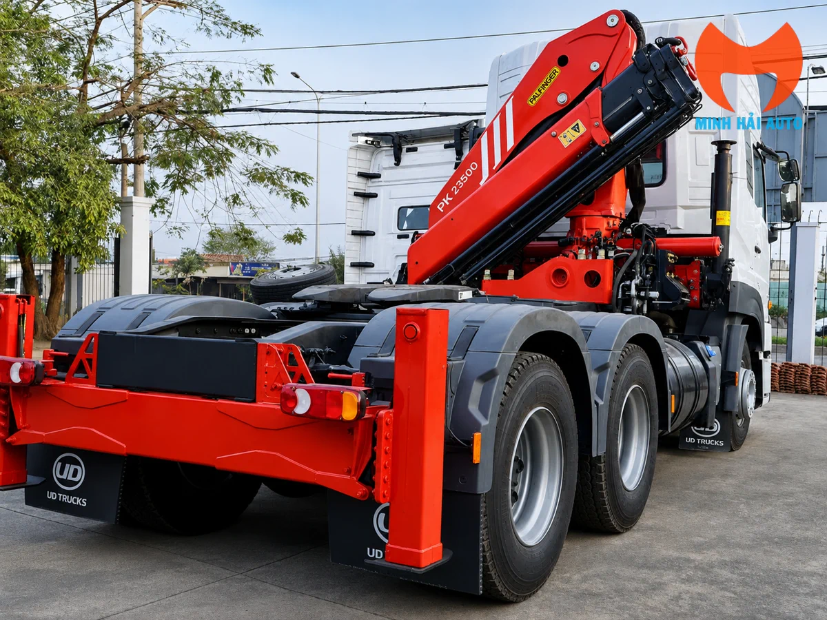 Cẩu Palfinger PK 23500 C lắp sau cabin UD Quester