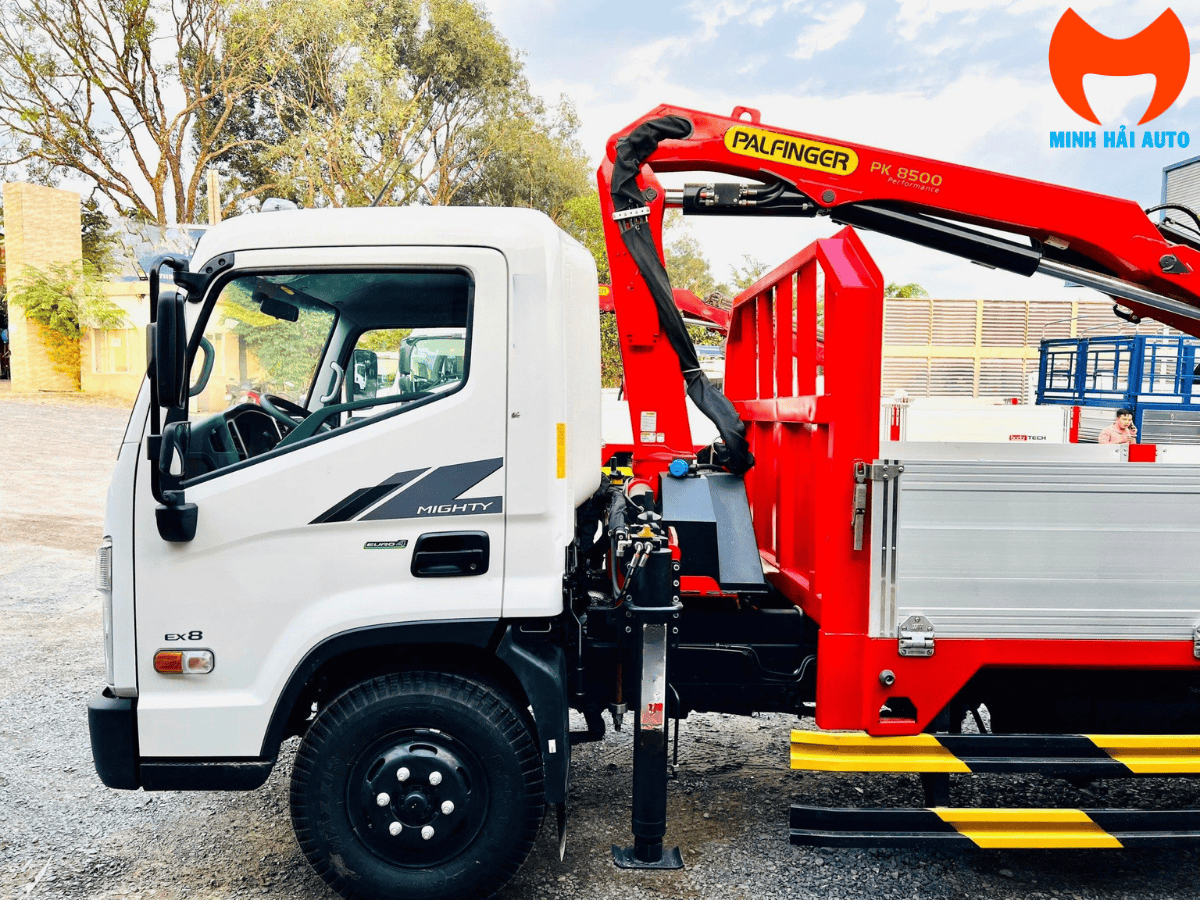 Cẩu robot 3 tấn Palfinger PK8500 đang làm việc hiệu quả tại công trường.