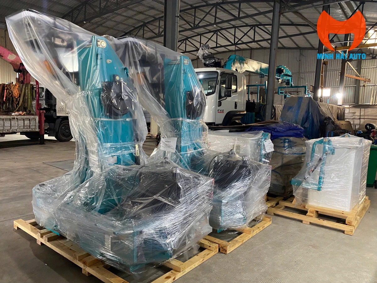 Cụm cẩu Hyundai Everdigm mới tại xưởng lắp đặt