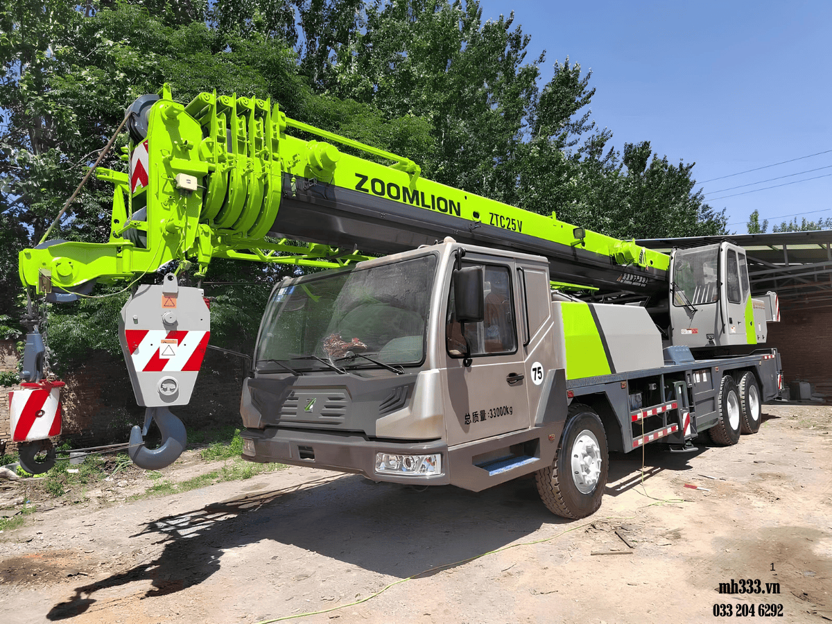 Cẩu tự hành Zoomlion QY25 đang thực hiện thao tác nâng một cấu kiện bê tông lớn, cho thấy khả năng vận hành chính xác và sức nâng vượt trội.