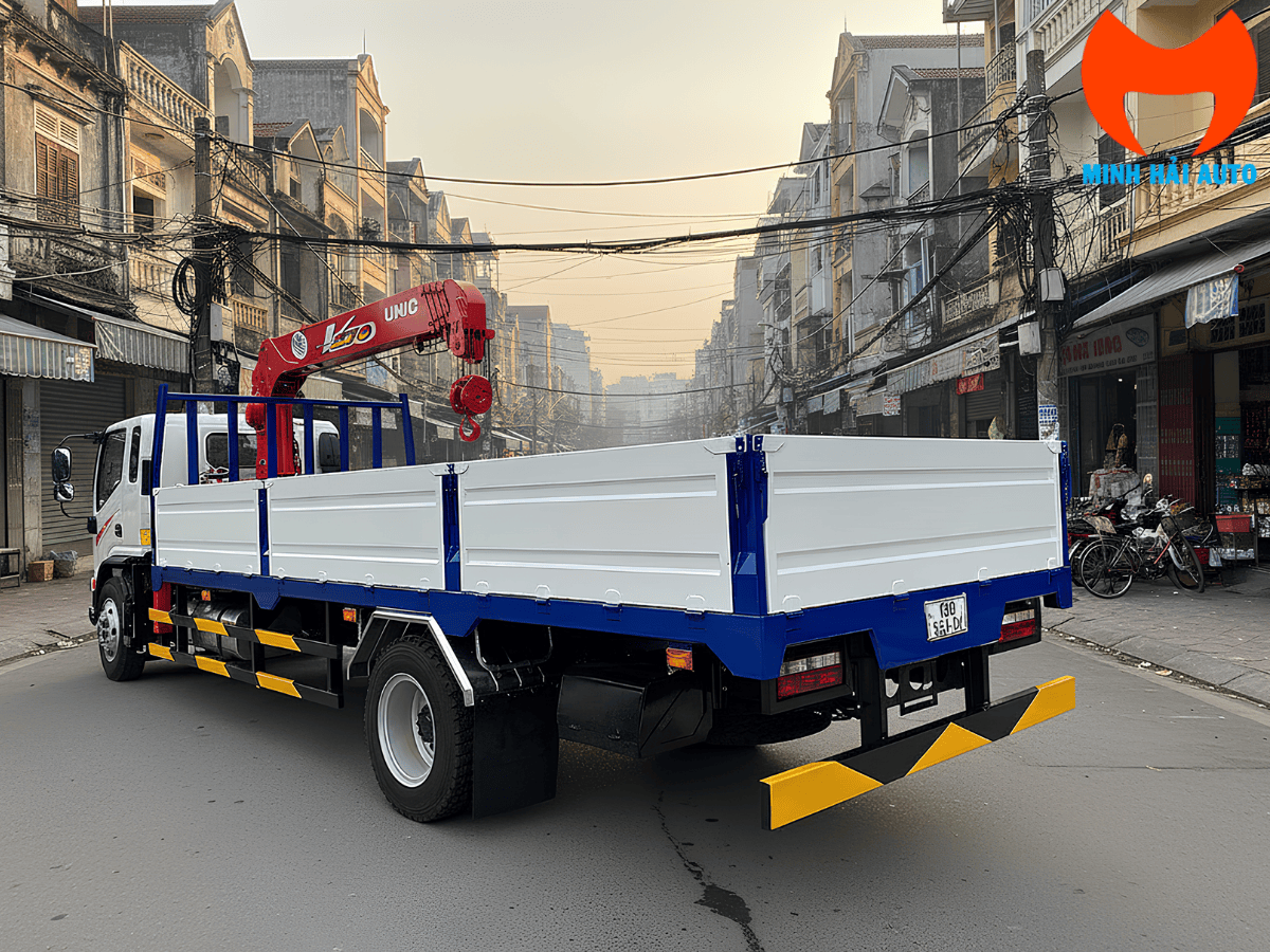 Cẩu Unic V370 3 tấn 4 khúc đang hoạt động nâng hạ hàng hóa tại công trường.