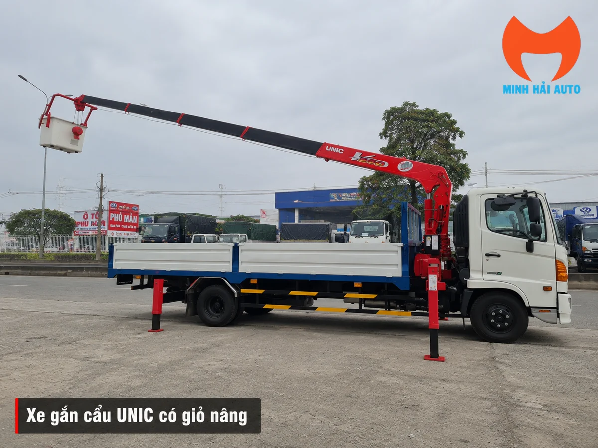 Cẩu UNIC V500 vươn cần với giỏ nâng người làm việc trên cao