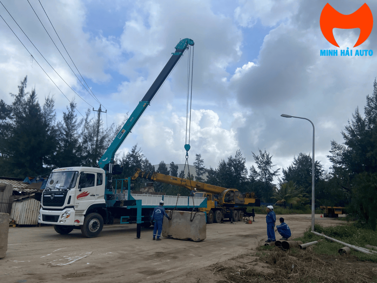 Cẩu 8 tấn 6 khúc Hyundai đang làm việc tại công trình.
