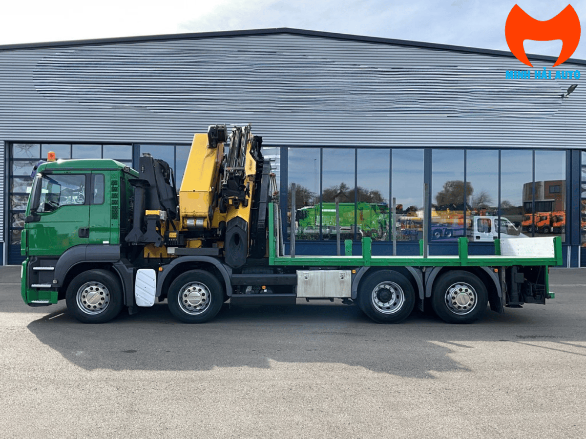 Cẩu gập Palfinger 30 tấn đang nâng hạ một máy móc công nghiệp hạng nặng