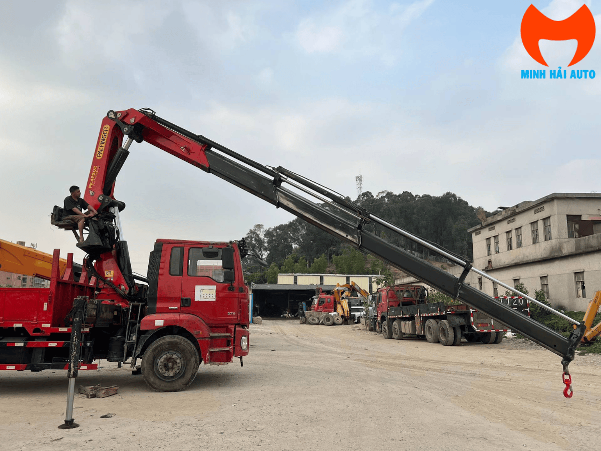 Cẩu gập Palfinger PK42502 lắp trên xe tải 4 chân tại nhà máy Minh Hải Auto
