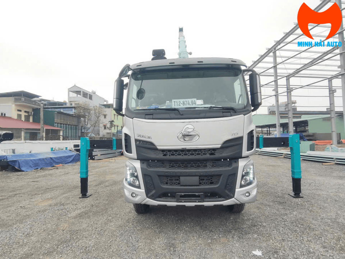 Cẩu Hyundai Everdigm HLC-12015 đang vươn cần 5 đốt nâng hạ hàng hóa nặng