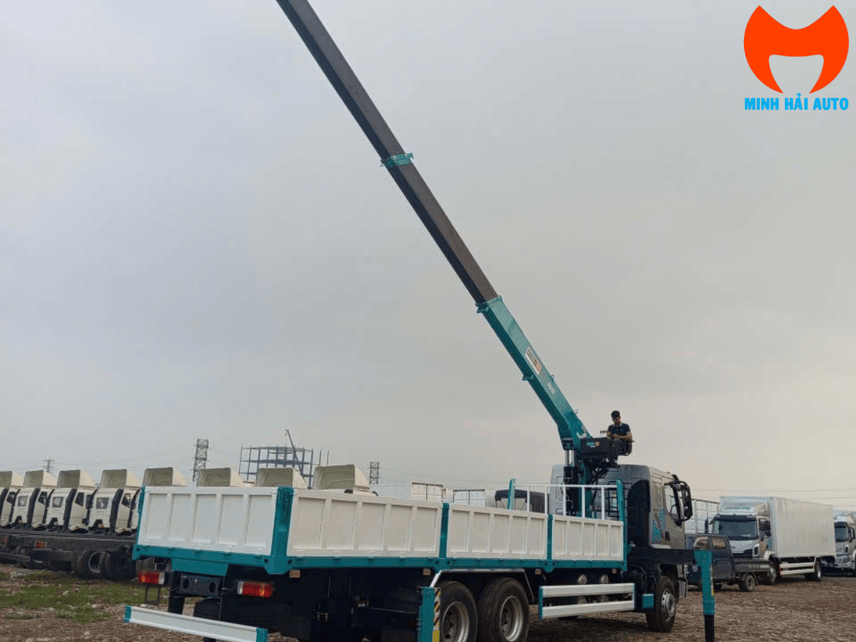 Cẩu Hyundai HLC-5014 5 tấn 4 khúc