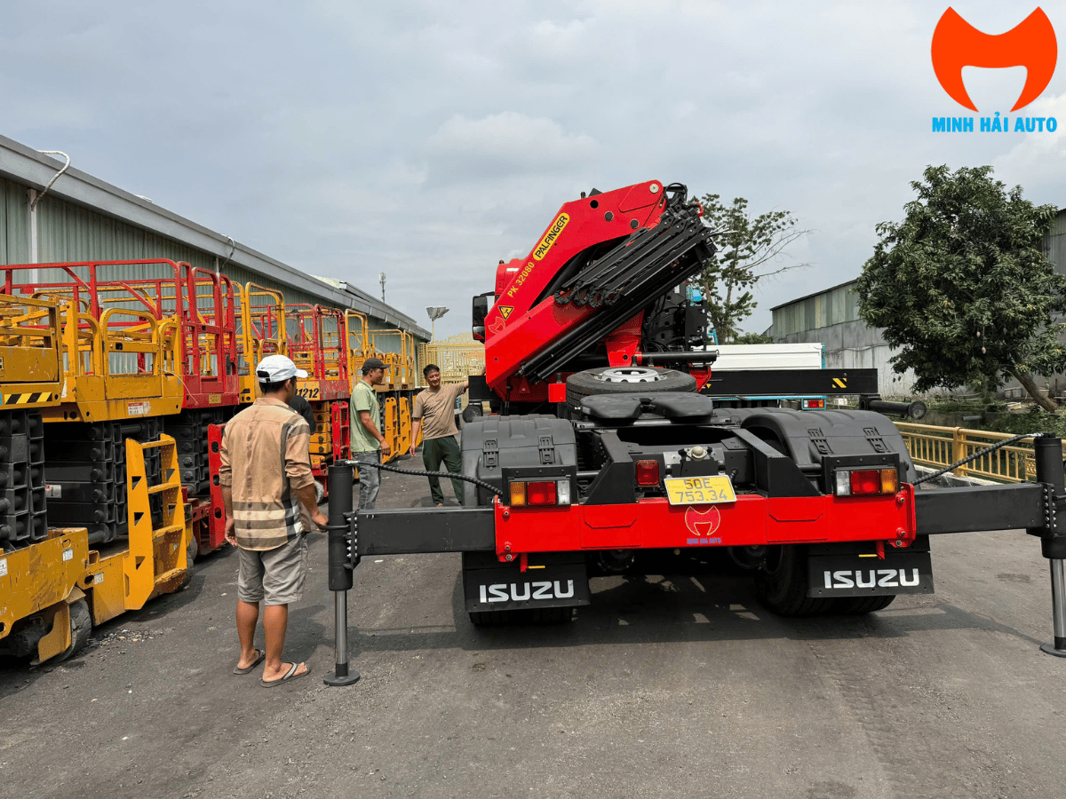 Cẩu Palfinger ứng dụng cứu hộ giao thông cao tốc xe tải tai nạn