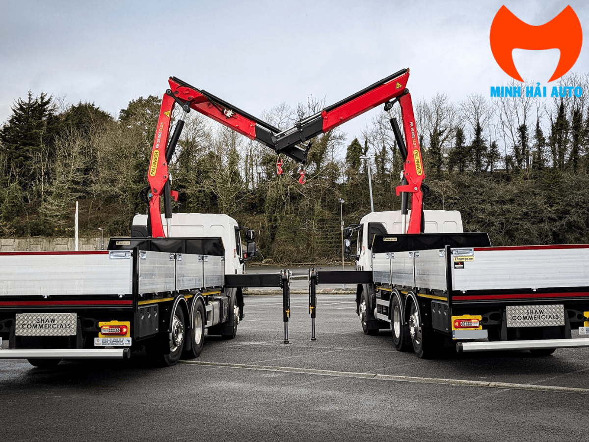 Cẩu robot Palfinger bốc dỡ thép trong không gian hẹp