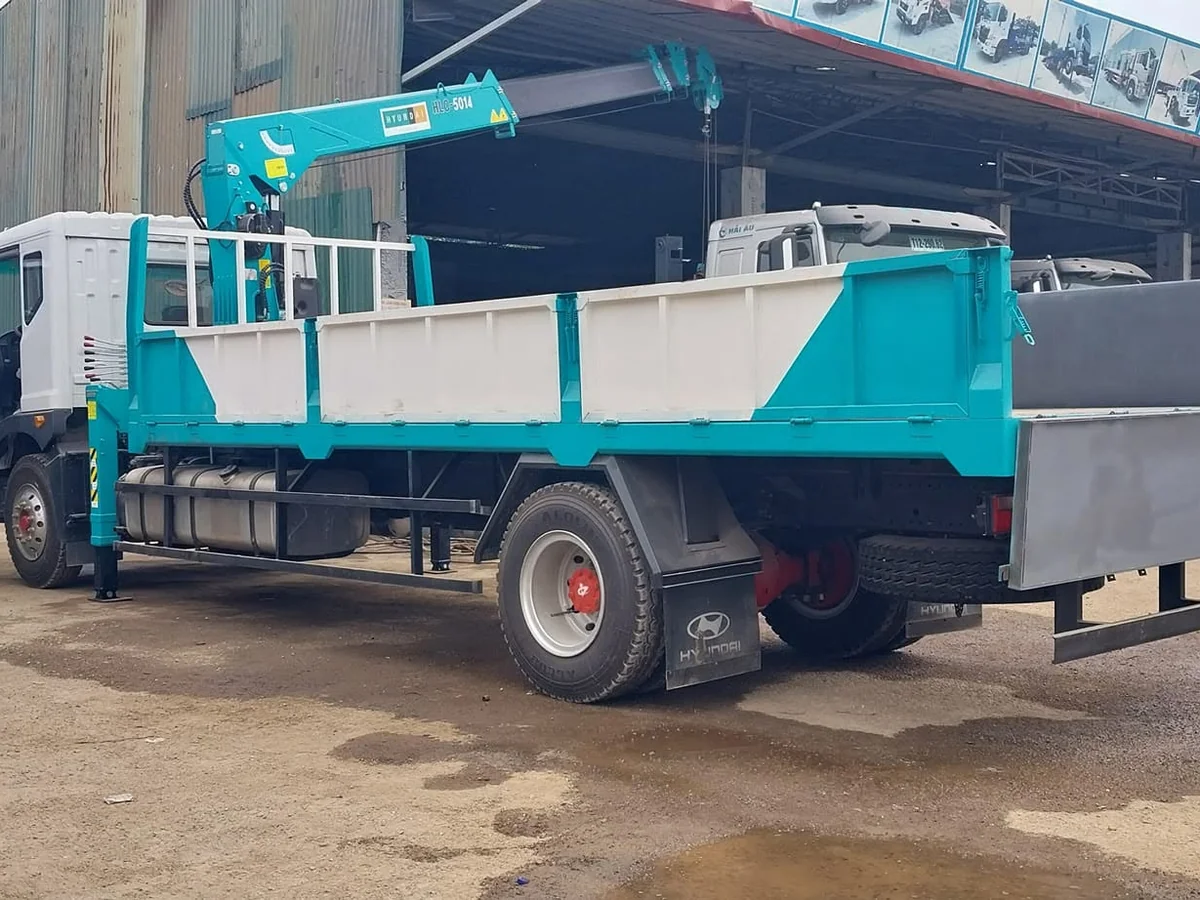 Chân chống và thùng xe tải gắn cẩu 5 tấn