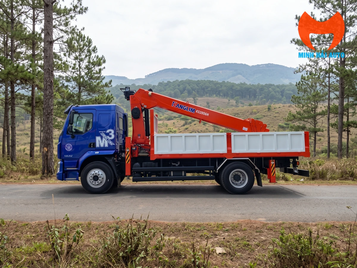 Xe tải Chenglong gắn cẩu Kanglim nhìn ngang trên tuyến đường
