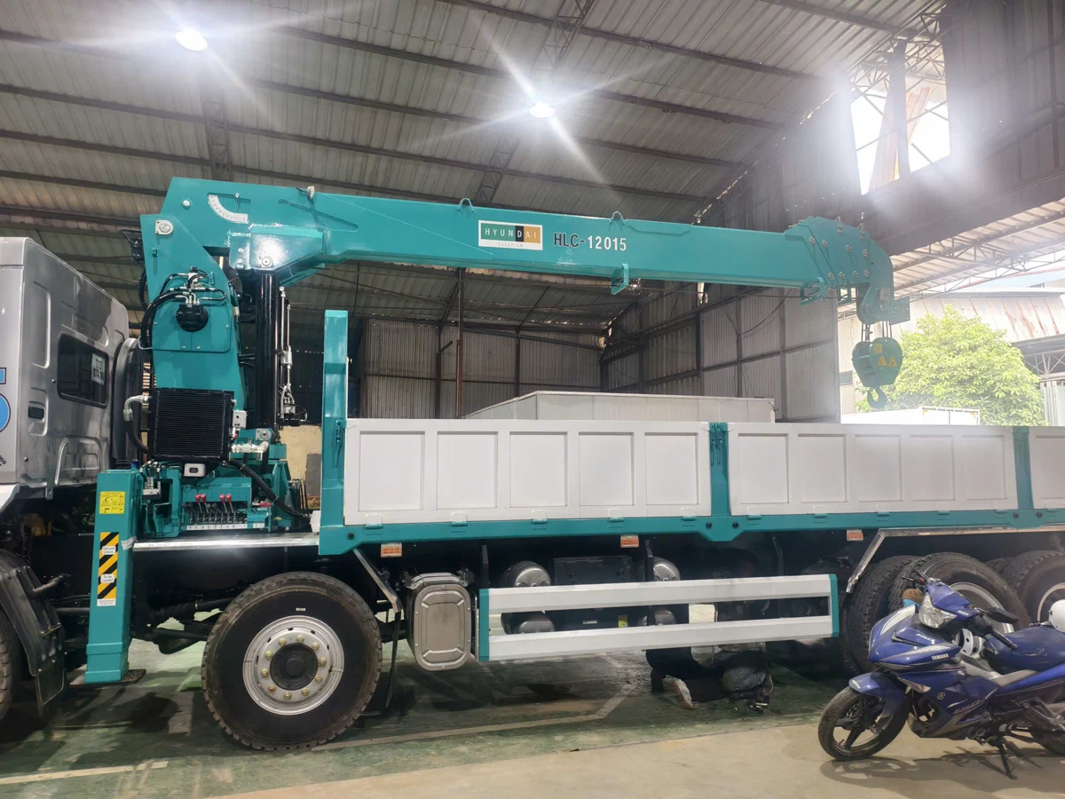 Thùng hàng xe tải Chenglong H5 4 chân gắn cẩu Hyundai Everdigm 12 tấn dài 8.200 mm