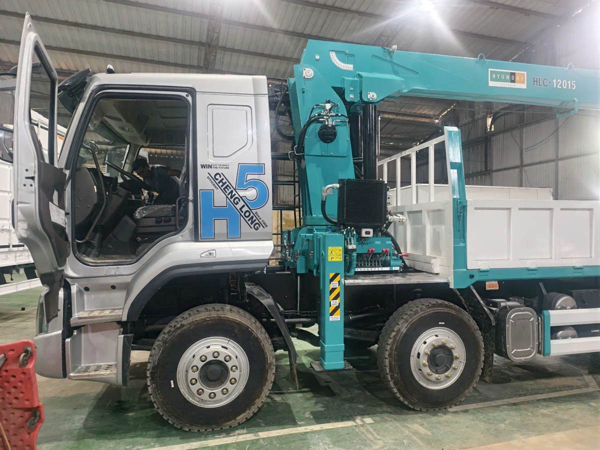 Cabin và khung gầm Chenglong H5 4 chân 8x4 lắp cẩu Hyundai Everdigm 12 tấn