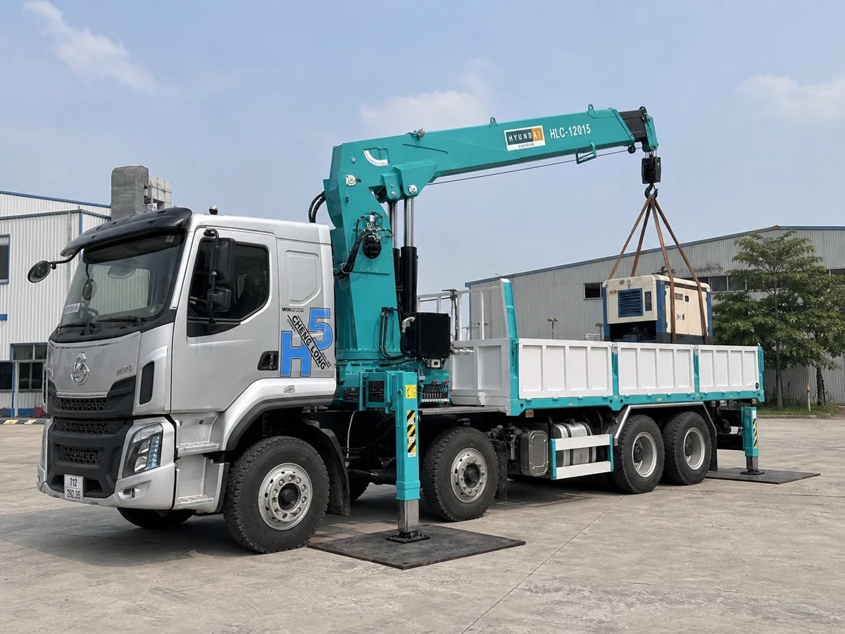 Chenglong H5 gắn cẩu Hyundai Everdigm tự bốc dỡ máy công nghiệp