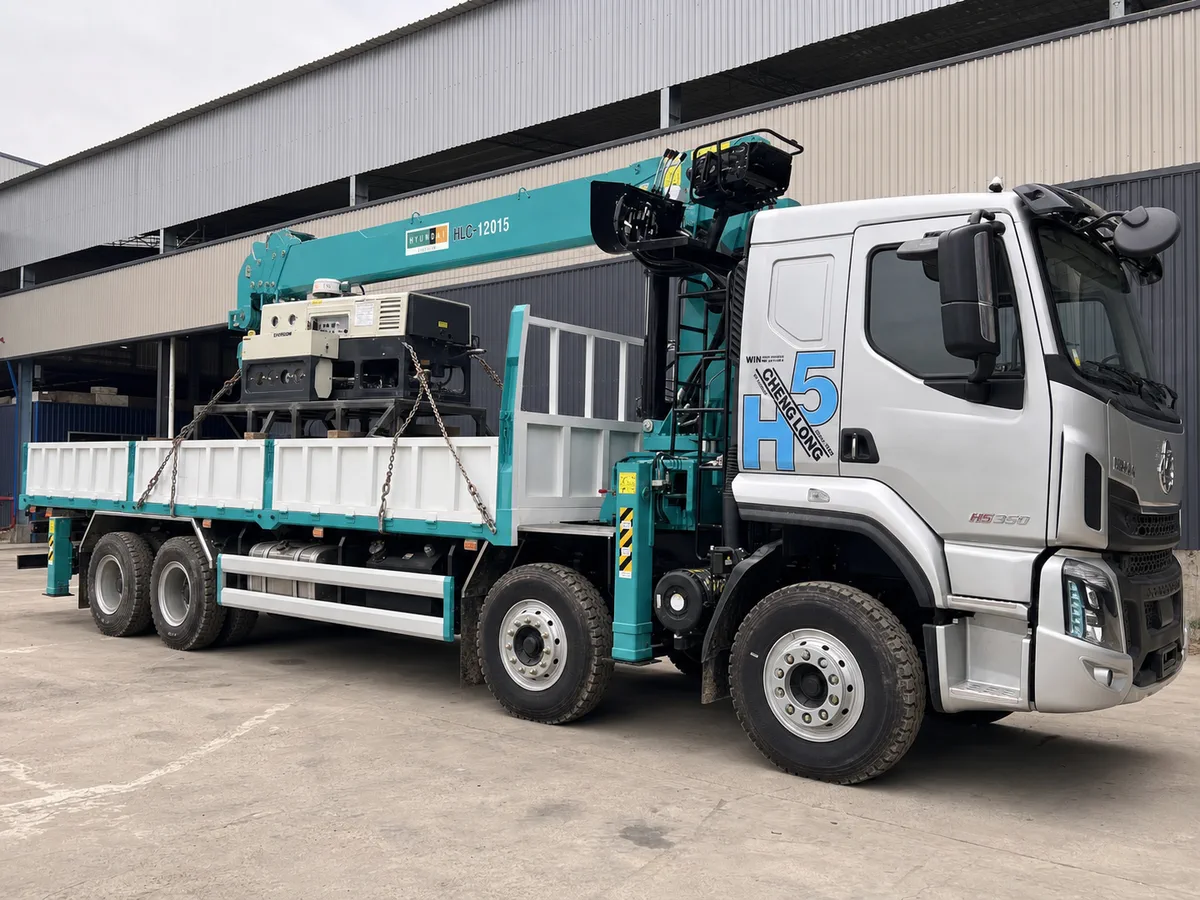 Chenglong H5 gắn cẩu vận chuyển máy móc công nghiệp