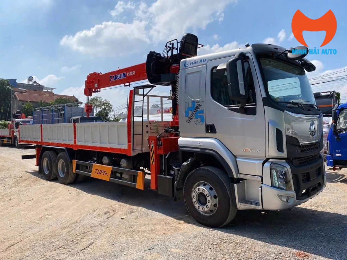 Xe tải Chenglong H5 3 chân gắn cẩu Kanglim KS2056 8 tấn thùng lửng 9,6m
