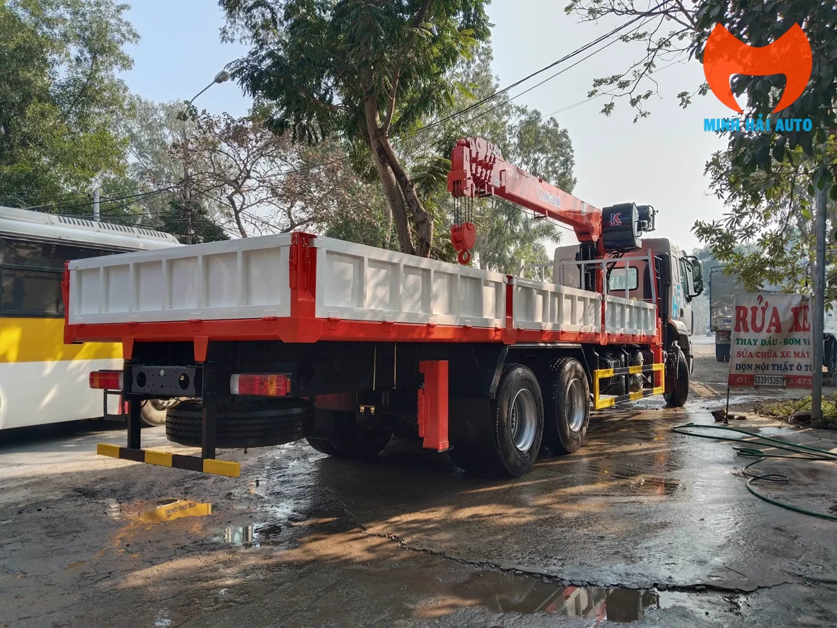 Cẩu Kanglim KS2056 8 tấn 6 đốt lắp trên xe tải Chenglong H5 3 chân