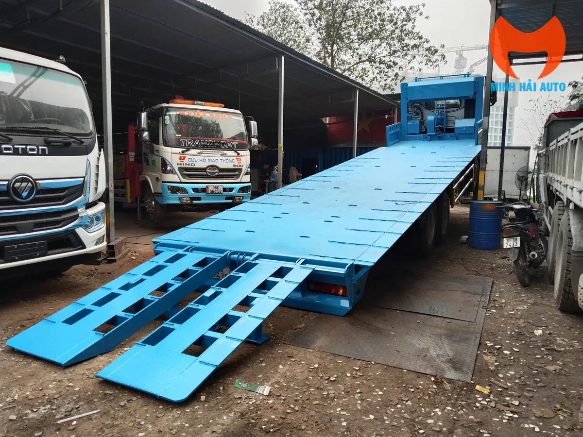 Sàn chở máy và cầu dẫn Chenglong H5 nhìn chéo từ phía sau