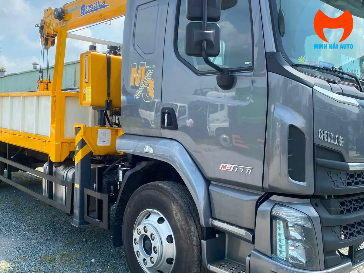 Cabin Chenglong M3 màu xám và cụm cẩu XCMG nhìn cận từ phía trước bên trái