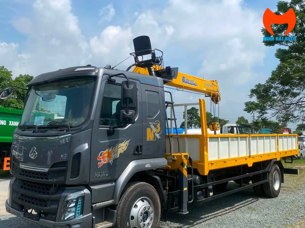Xe tải Chenglong M3 cabin xám gắn cẩu XCMG 5 tấn đỗ tại bãi, nhìn từ phía trước bên trái