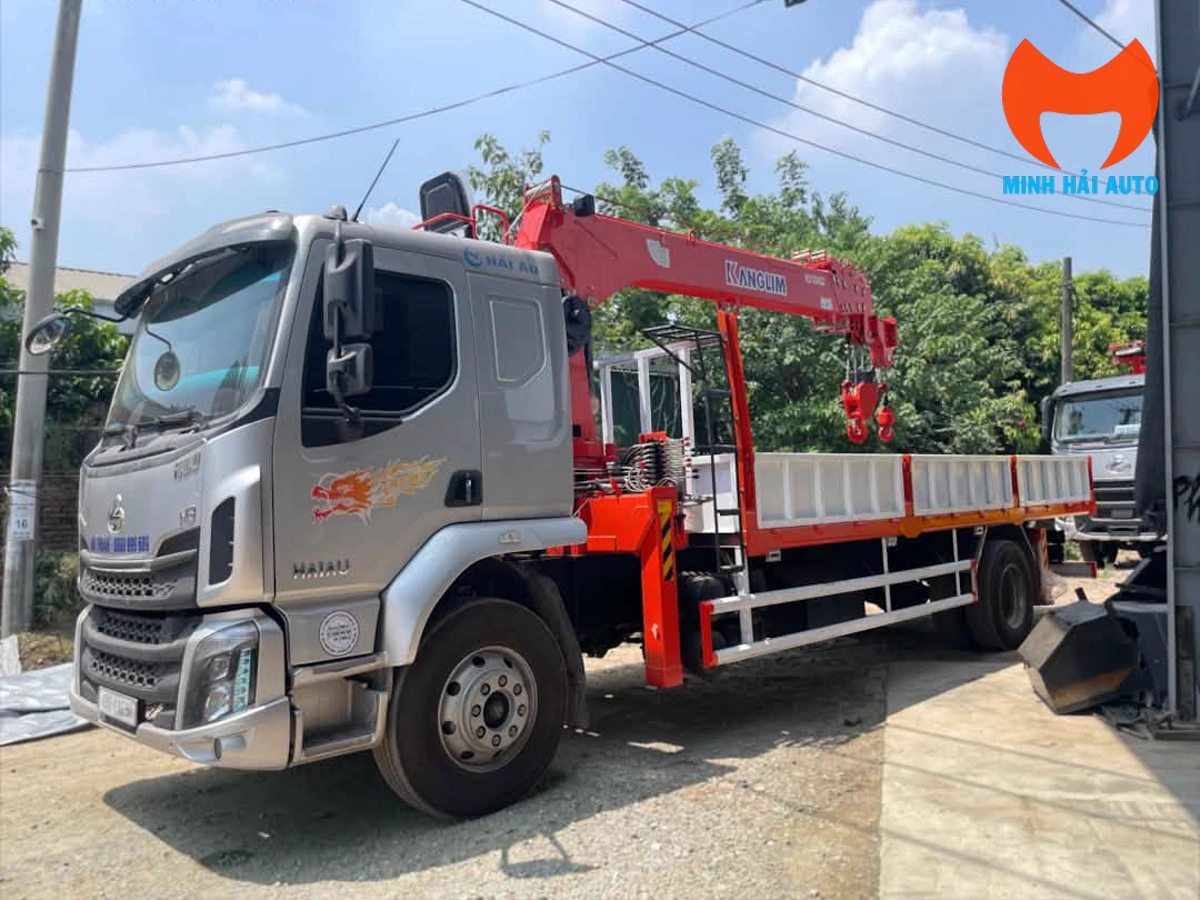 Góc trước xe Chenglong M3 gắn cẩu Kanglim KS1256G-II với chân chống
