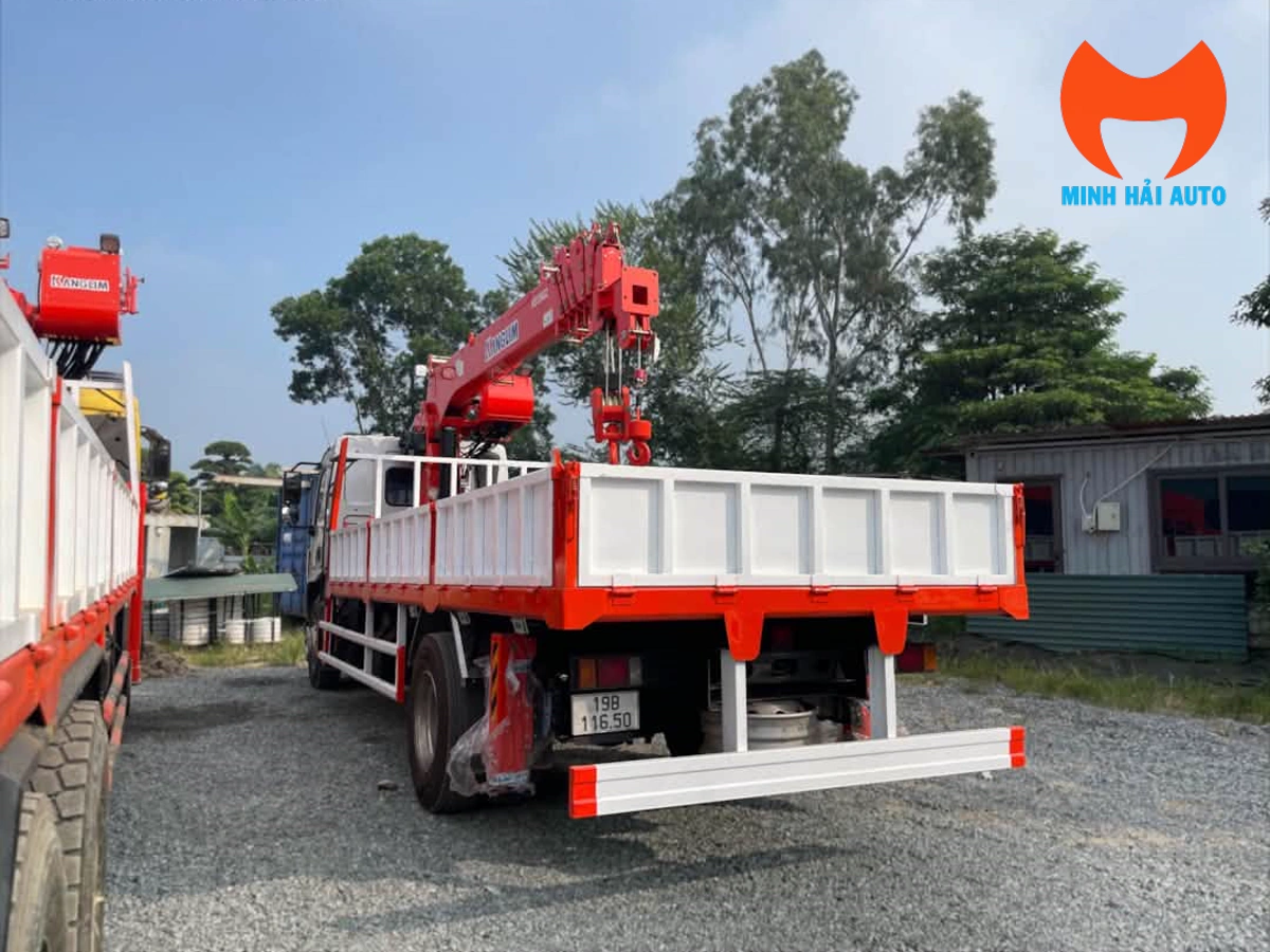 Góc sau xe Chenglong M3 gắn cẩu Kanglim KS1256G-II và thùng hàng