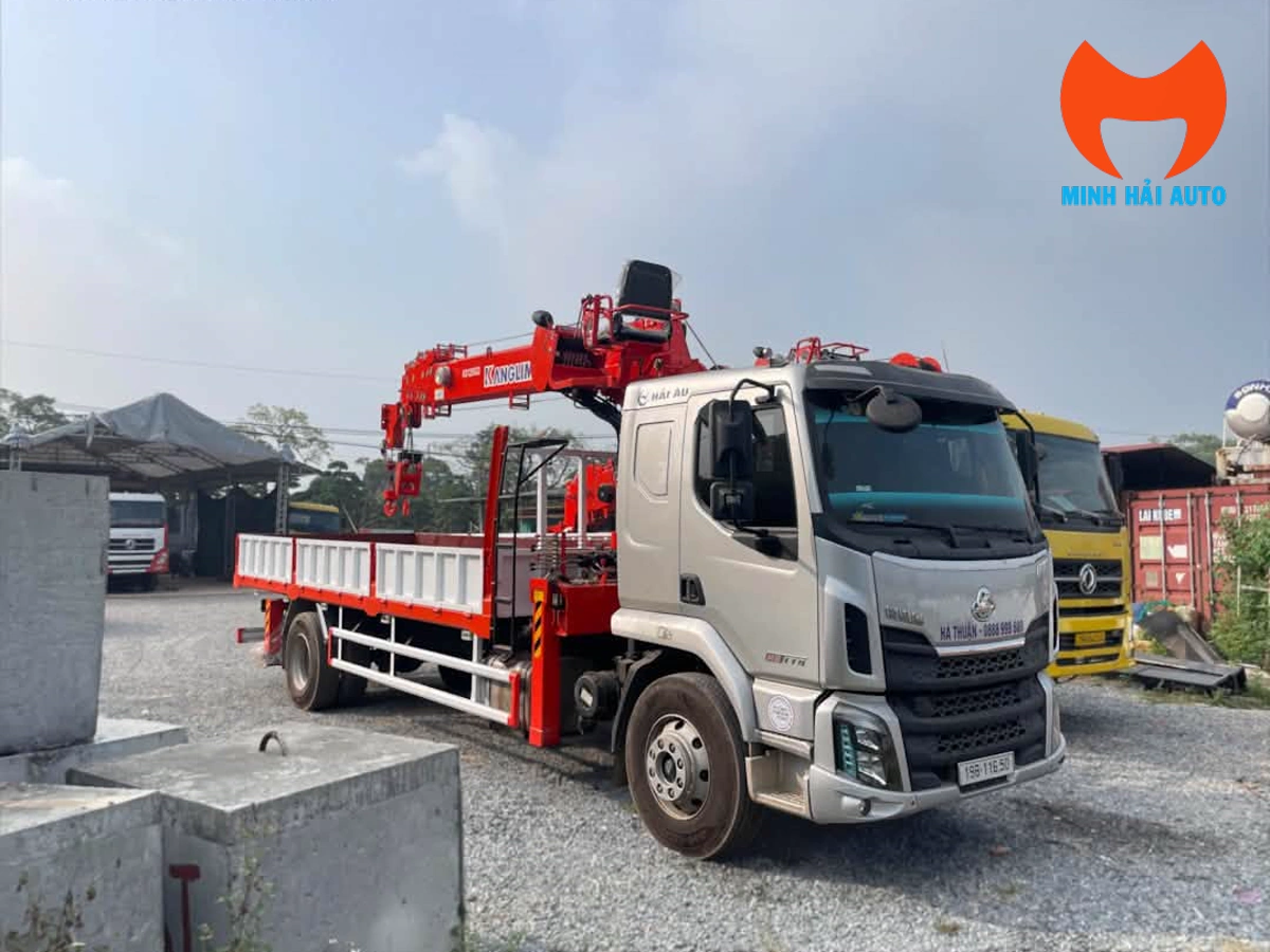 Góc trước ba phần tư xe Chenglong M3 gắn cẩu Kanglim KS1256G-II