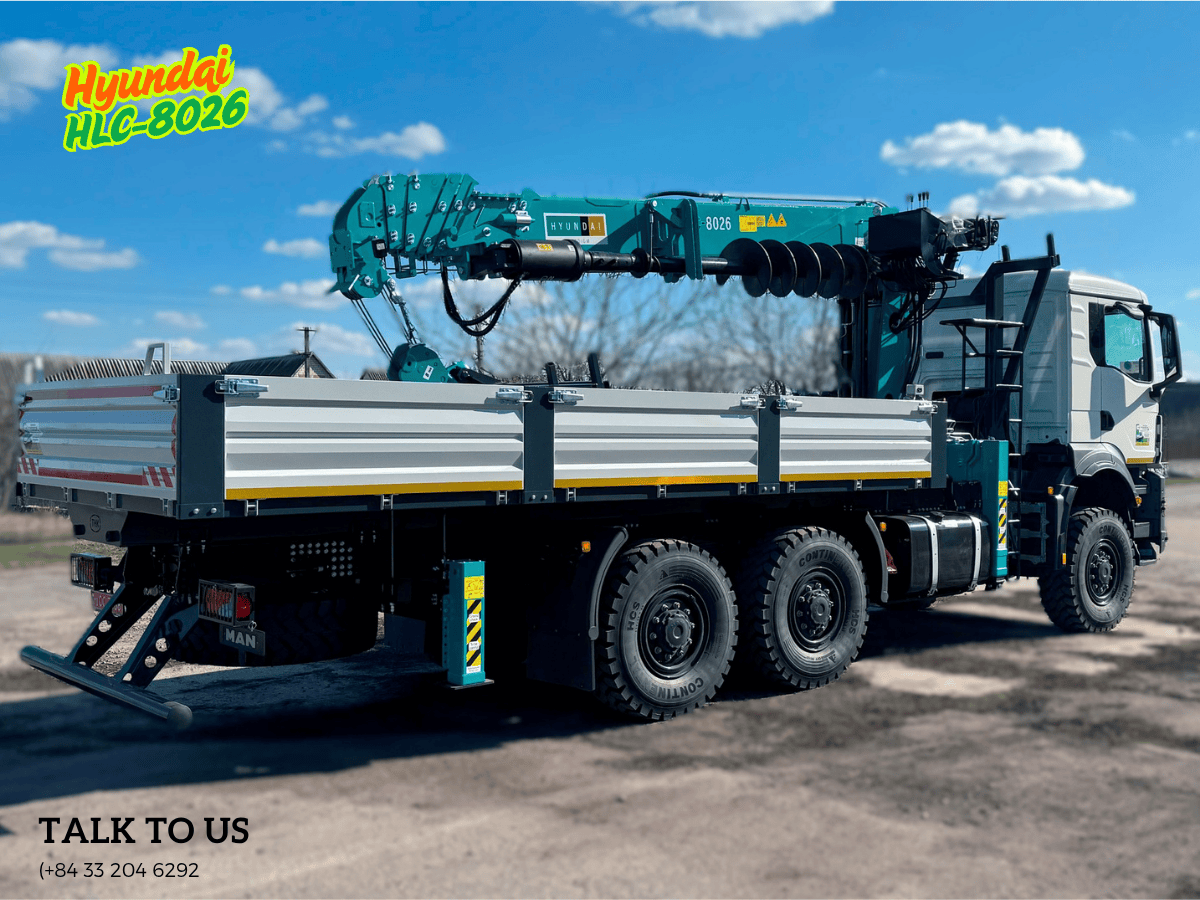 Chi tiết cần cẩu và mũi khoan trên xe tải gắn cẩu HLC-8026A.