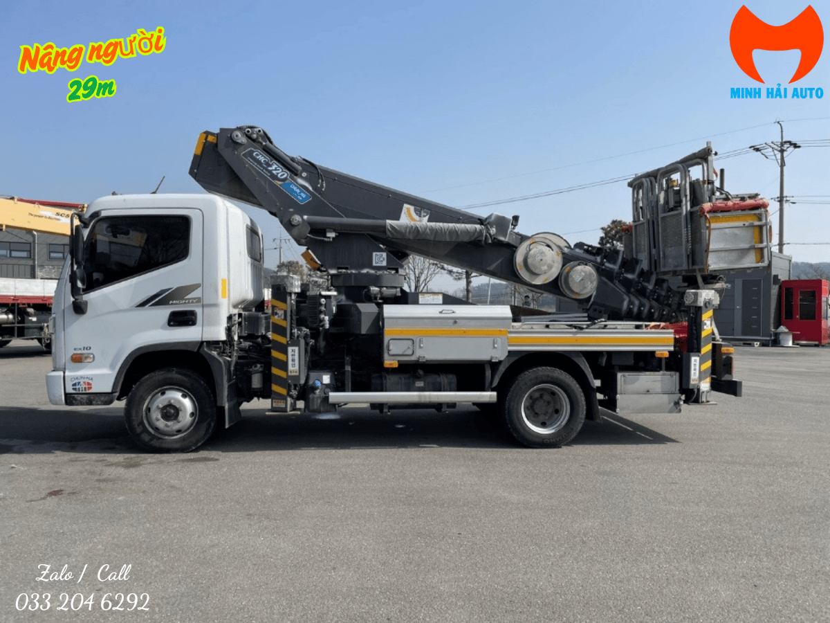 Chi tiết giỏ nâng và cần trục của xe nâng người 29m DASAN, tải trọng 300kg.