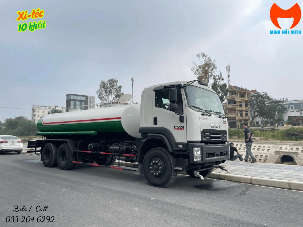 Xe téc phun nước Isuzu 10 khối đang phun rửa mặt đường bằng vòi phun gầm phía trước