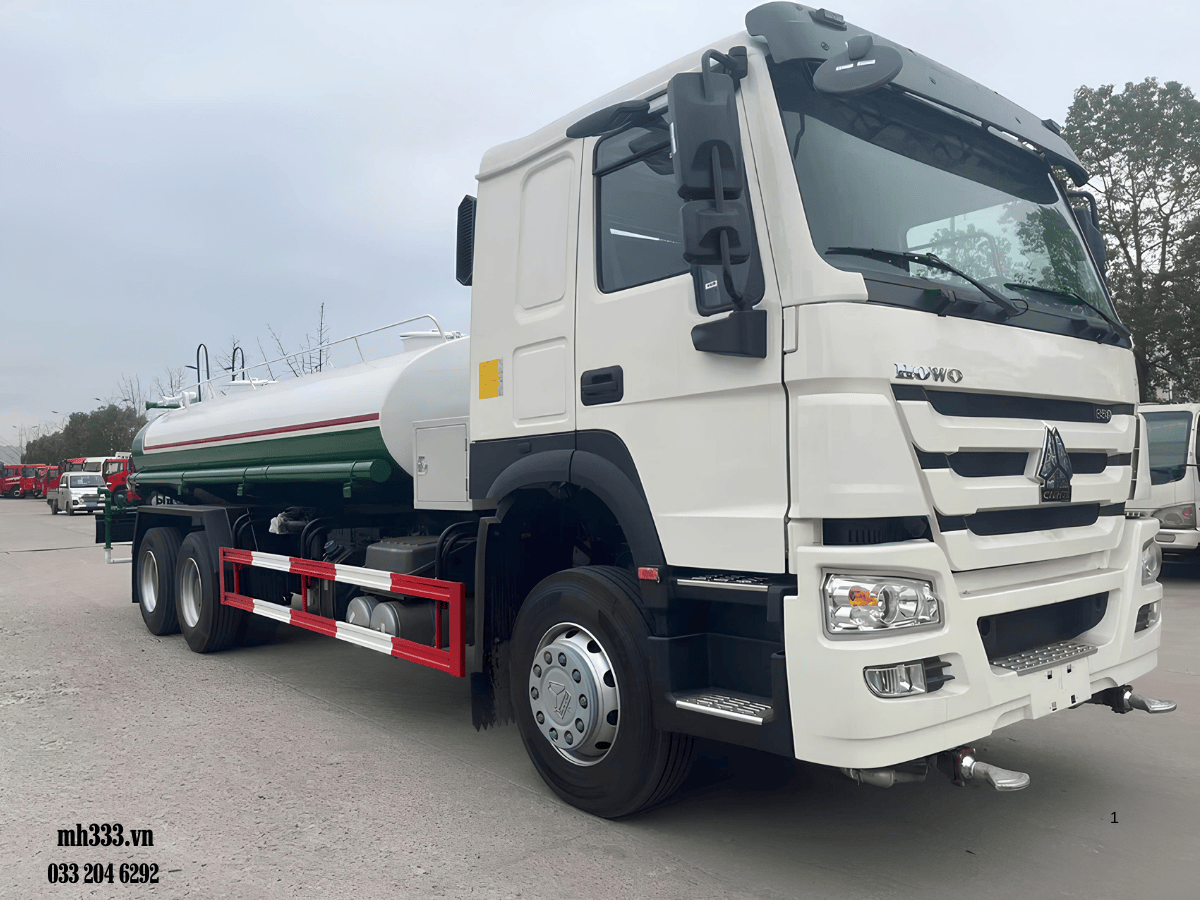 Chi tiết hệ thống béc phun trước và súng phun cao áp phía sau của xe bồn nước HOWO 12 khối.