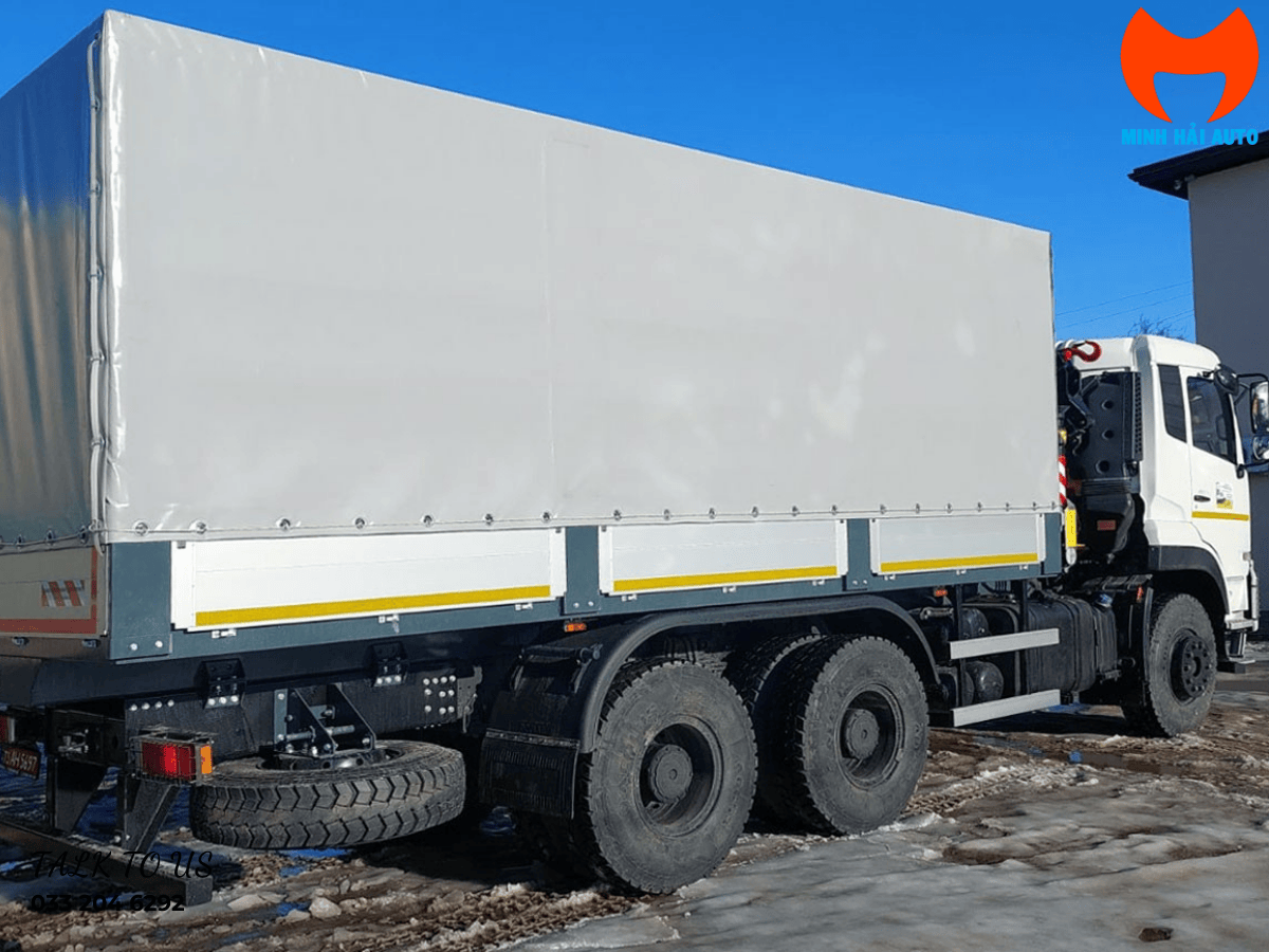 Chi tiết thùng hàng và bửng nhôm của xe tải Dongfeng gắn cẩu gập Palfinger.