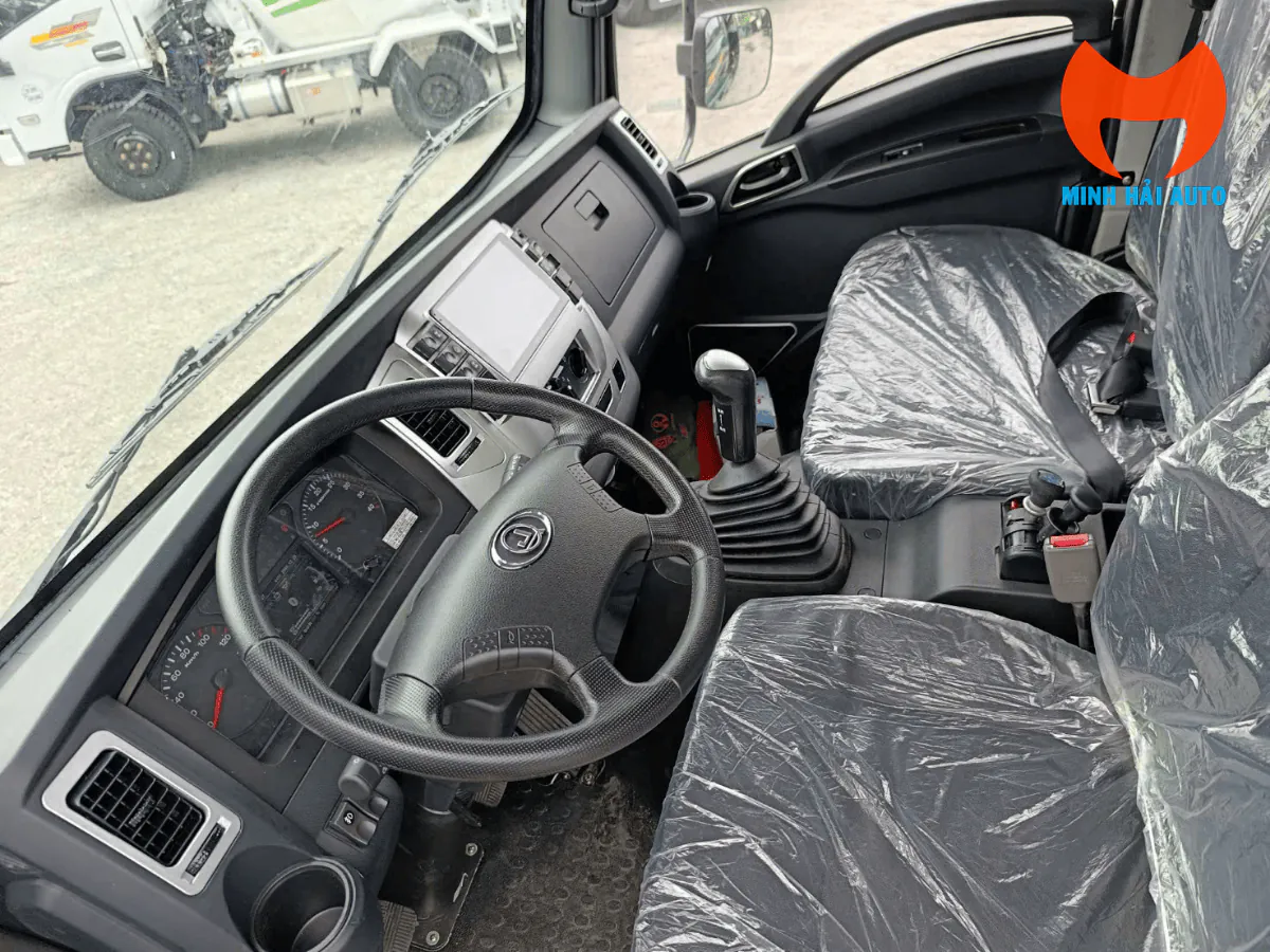 Khoang cabin xe ben Chiến Thắng với vô lăng, bảng điều khiển và cần số