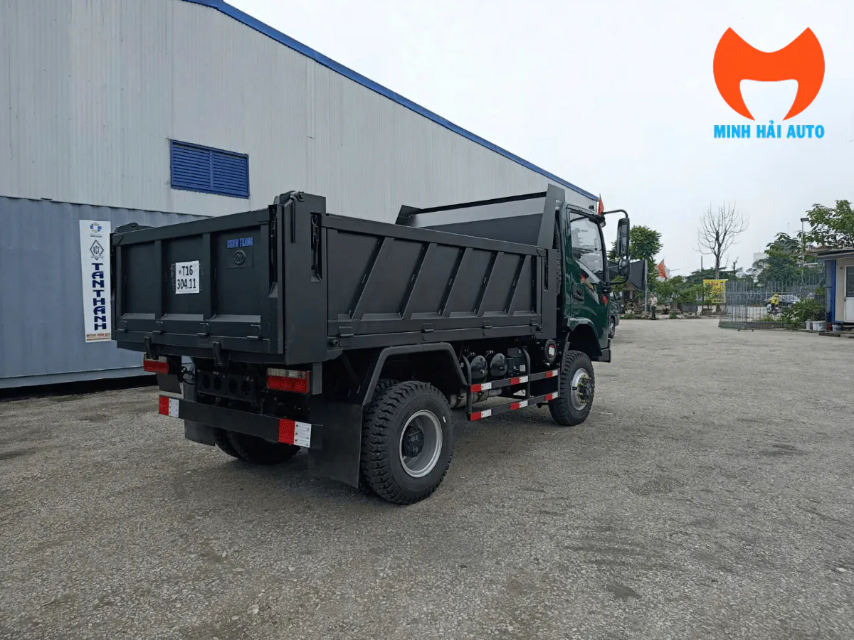Xe ben Chiến Thắng màu xanh nhìn từ phía sau với thùng đã hạ