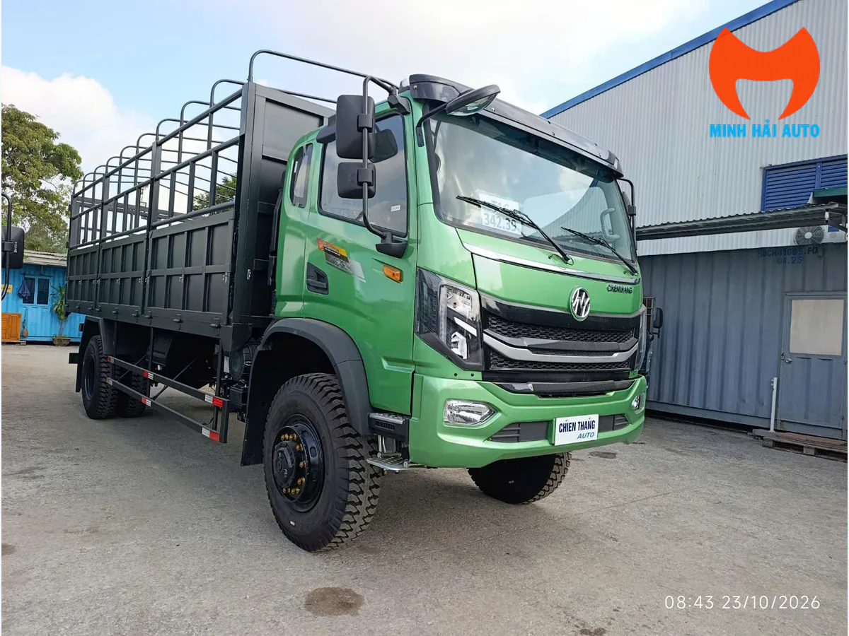 Góc trước bên còn lại của xe tải Chiến Thắng với thành thùng xám và khung mui phía trên