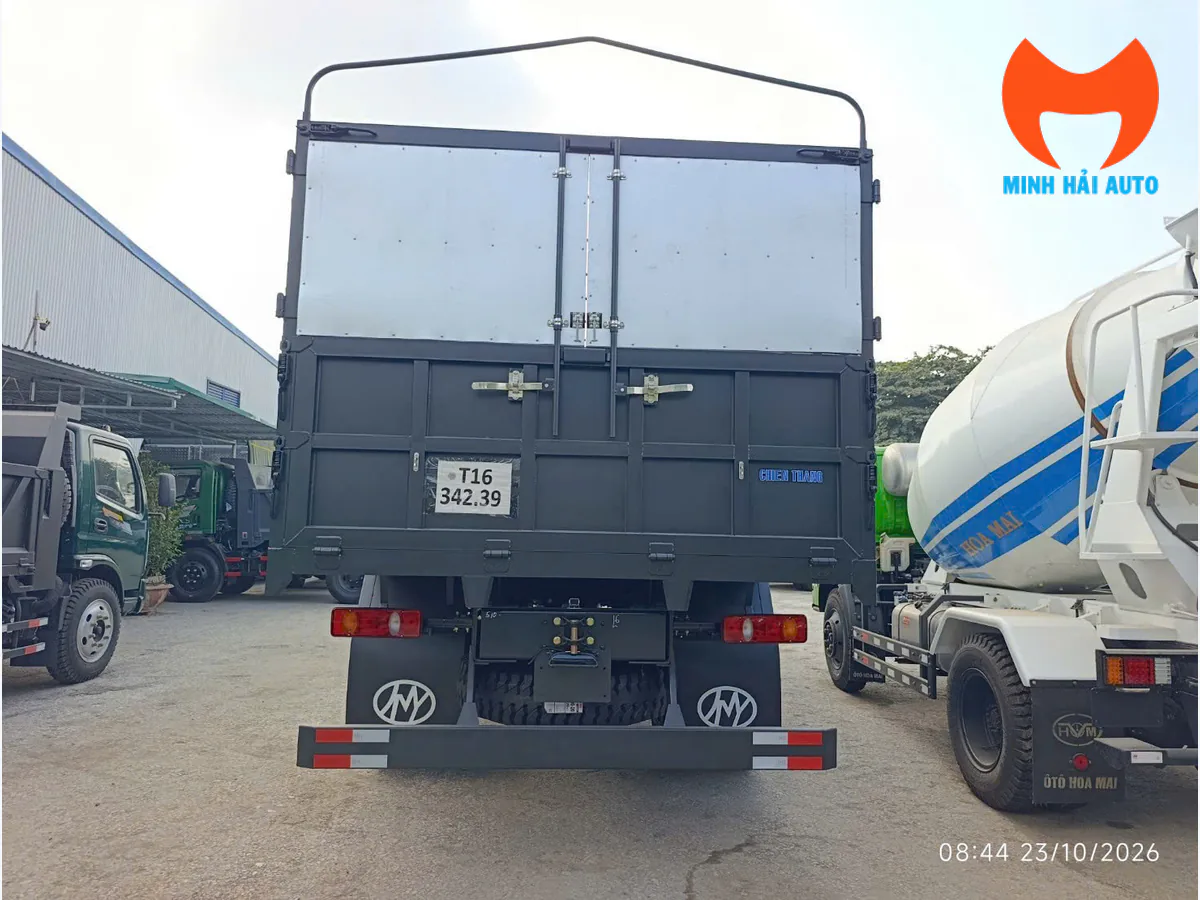 Cửa sau hai cánh, khóa cửa và cản sau của thùng hàng xe tải Chiến Thắng