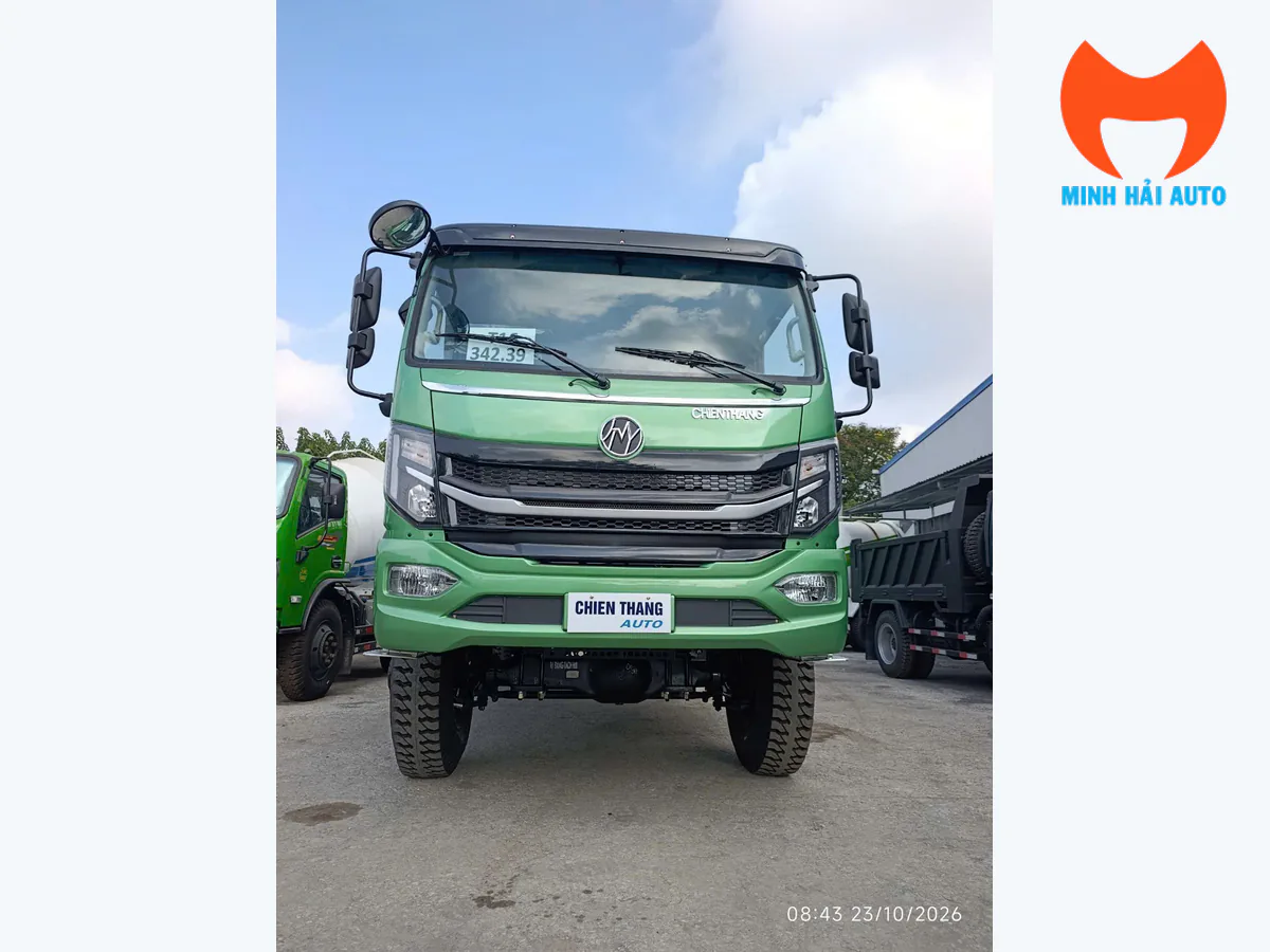 Mặt trước cabin xanh xe tải Chiến Thắng với kính chắn gió và hai gương chiếu hậu