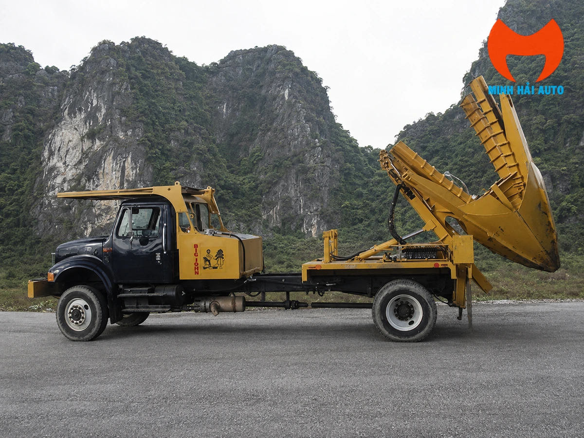 Cơ cấu cụm lưỡi đào thủy lực dạng cánh mở trên xe tải bứng cây
