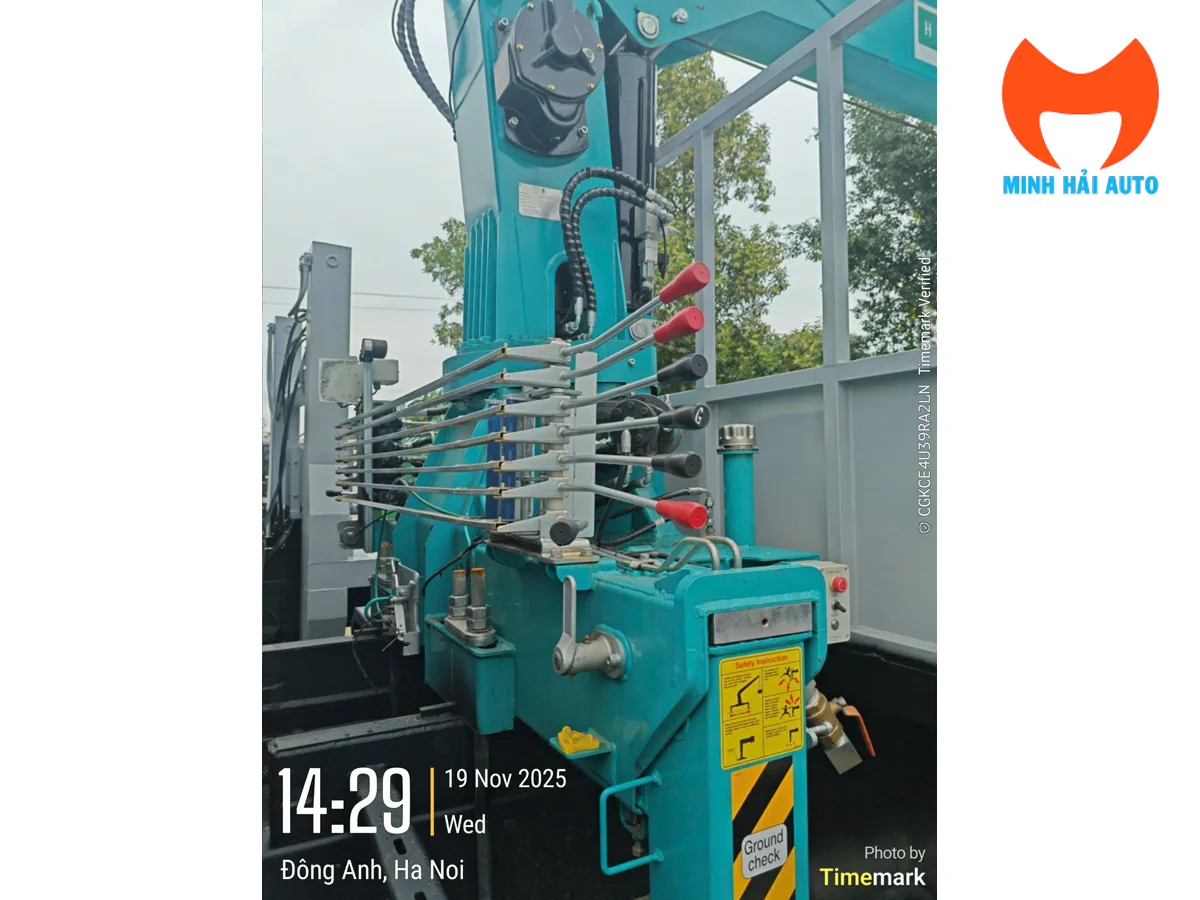 Cụm cần điều khiển và đường ống thủy lực tại bệ cẩu