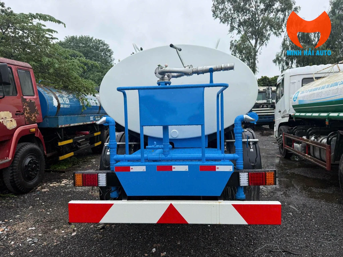 Cụm đường ống, van và súng phun phía sau xe bồn nước