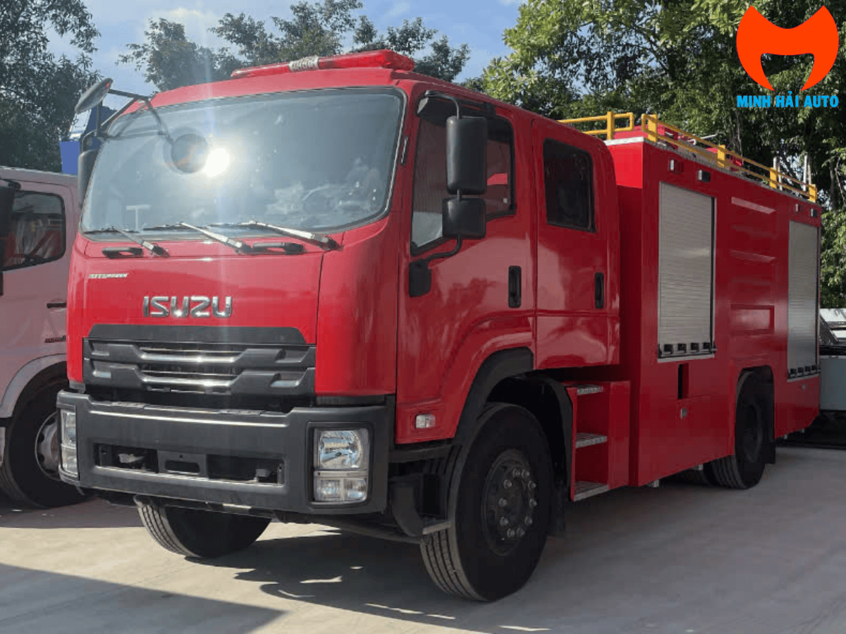 Xe cứu hỏa 5 khối Isuzu FVR cabin đôi, chở 6 người cho đội PCCC cơ sở tại khu chế xuất.