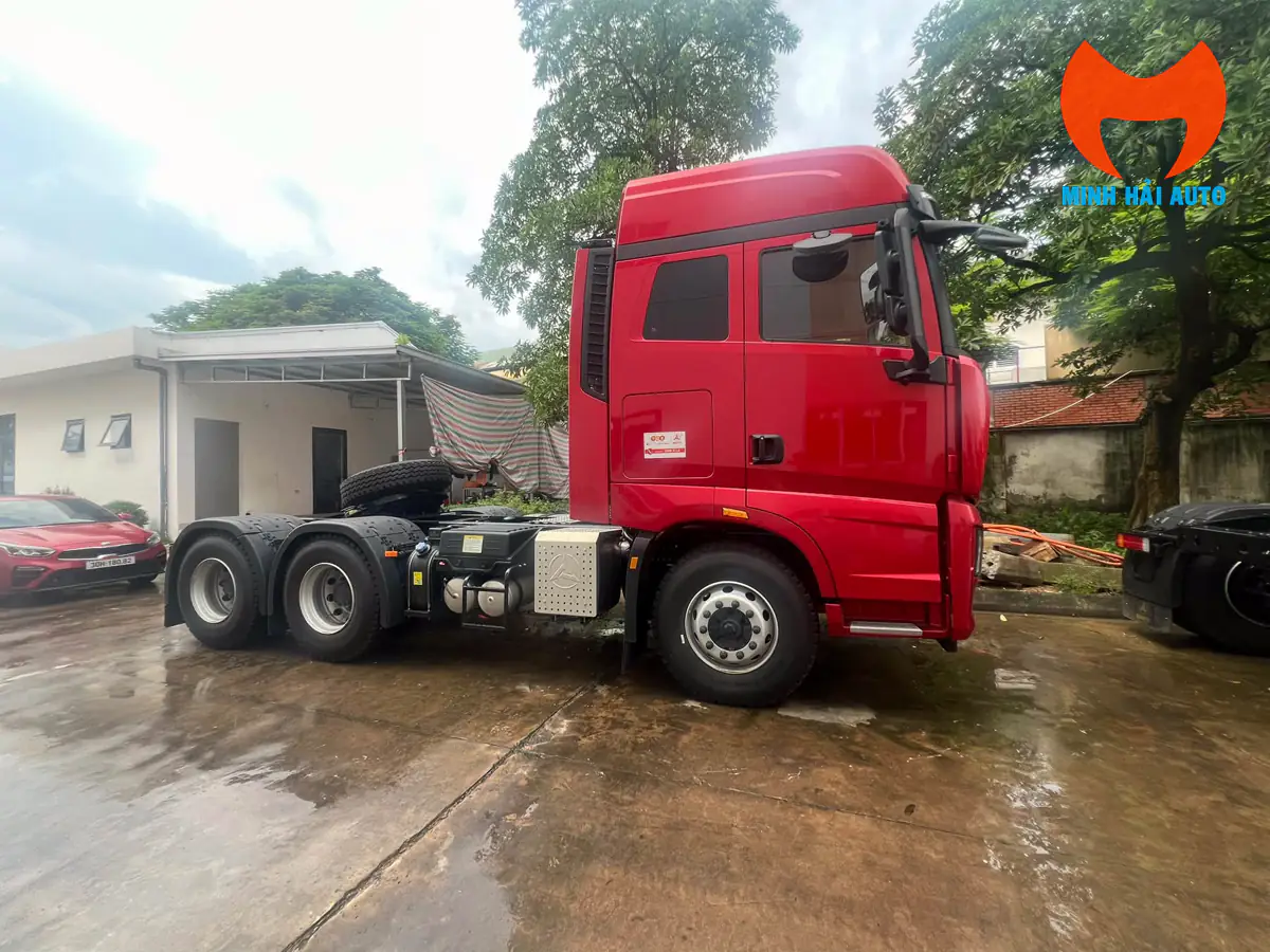 Đầu kéo SANY màu đỏ nhìn ngang với cabin và hai trục bánh sau
