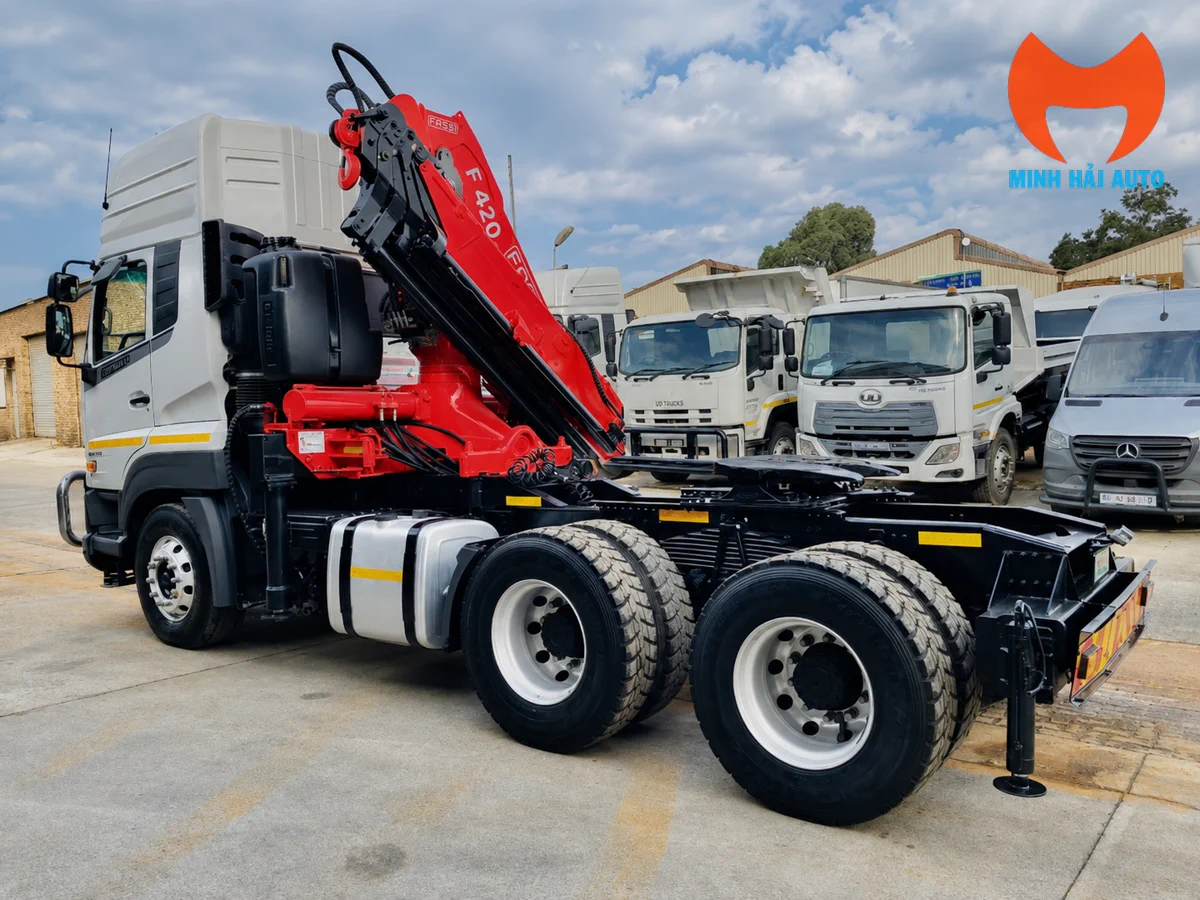 Đầu kéo UD Trucks GWE440 gắn cẩu Fassi nhìn ngang