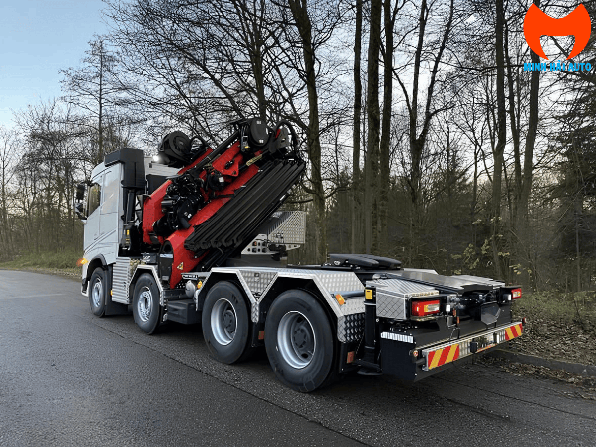 Đầu kéo Volvo 4 chân hoạt động hiệu quả tại công trường