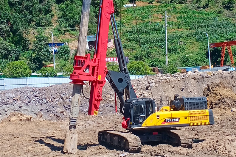 Đội ngũ kỹ thuật Minh Hải Auto bảo dưỡng máy khoan cọc nhồi YCR280.