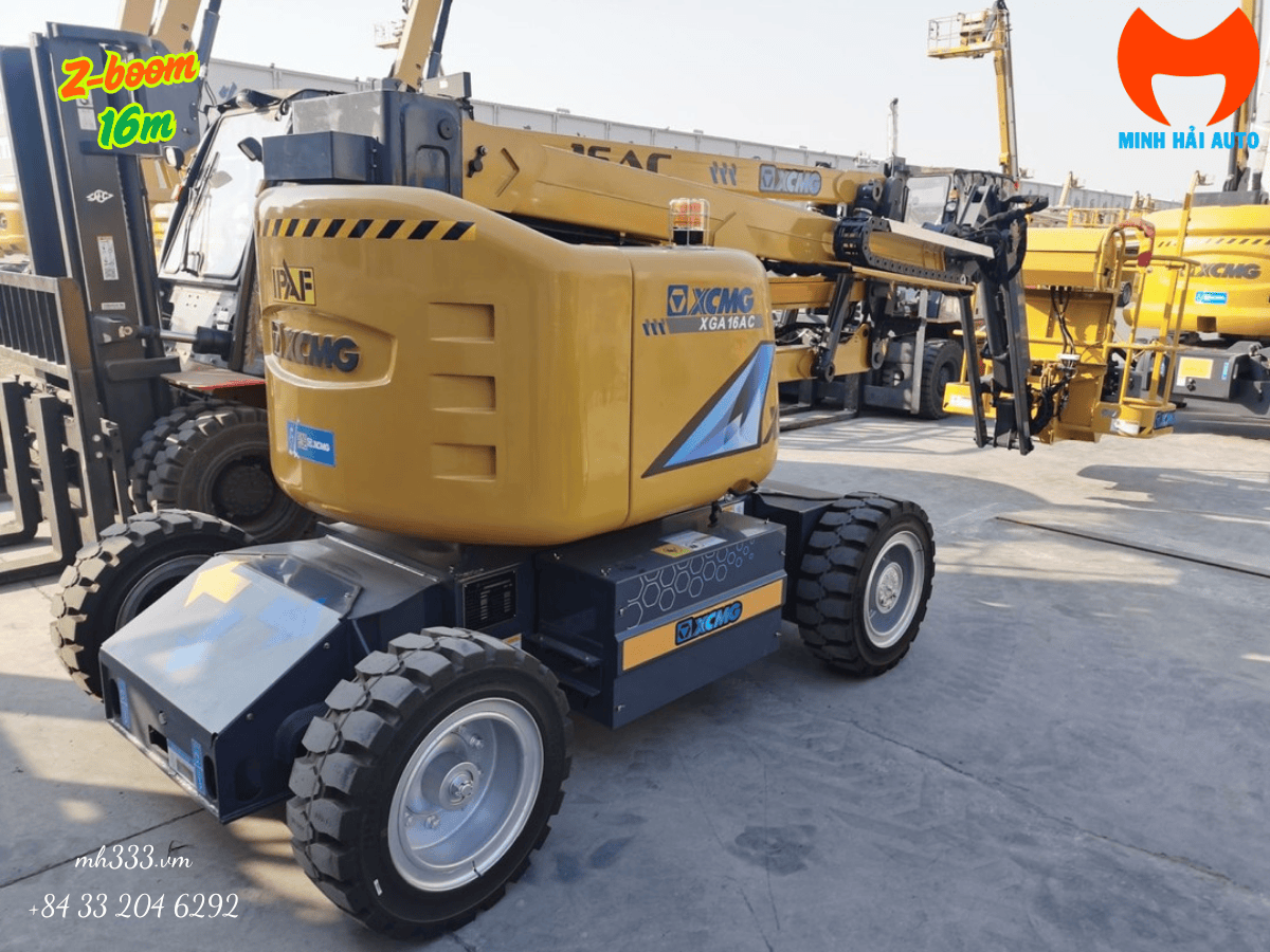 Đội ngũ kỹ thuật Minh Hải Auto đang bảo dưỡng xe nâng người 16m cho khách hàng.