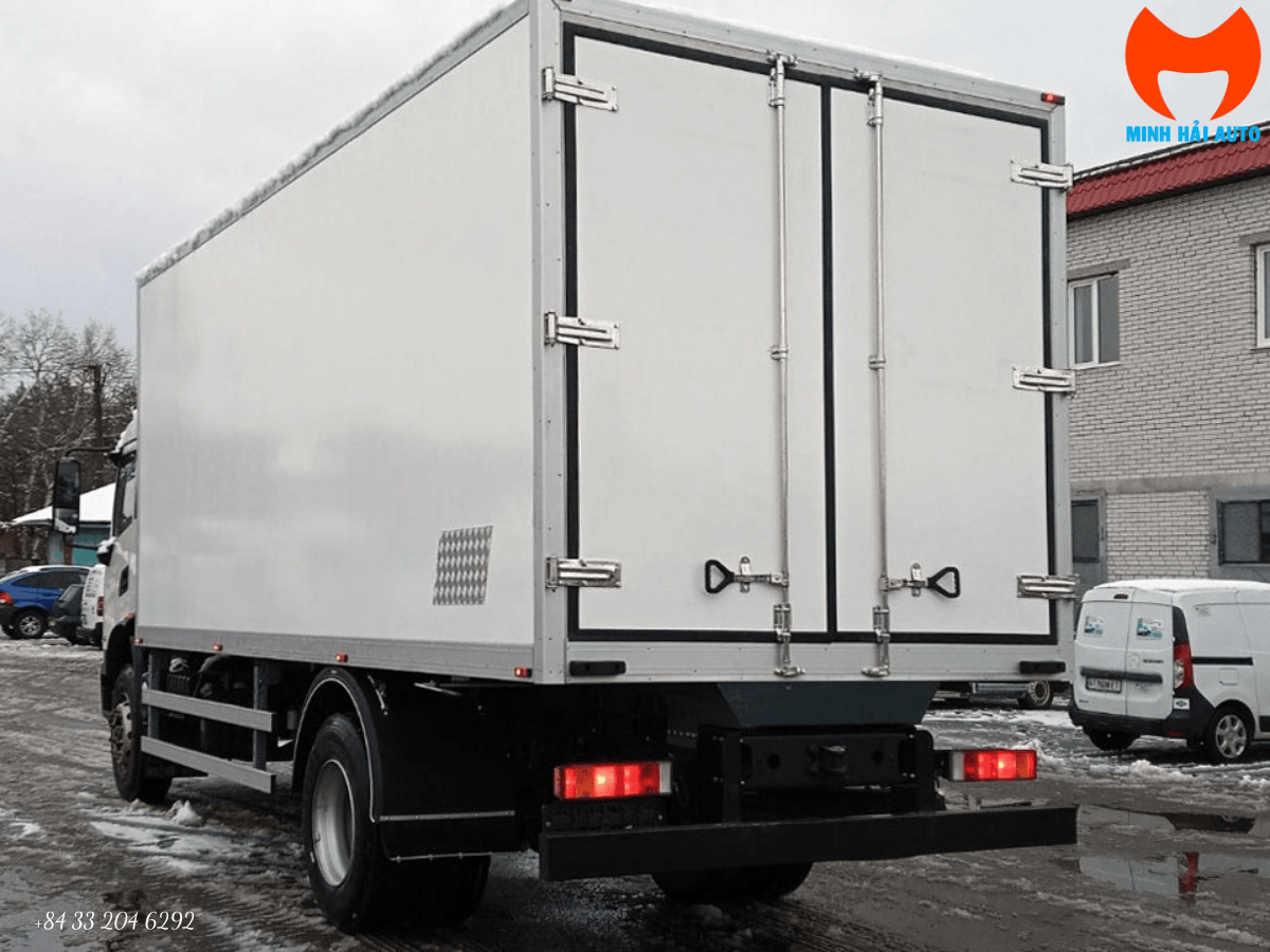 Đội ngũ kỹ thuật viên của Minh Hải Auto đang kiểm tra hệ thống lạnh trên xe tải đông lạnh.