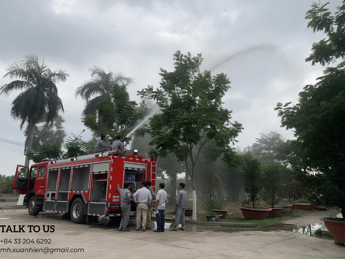 Đội ngũ kỹ thuật viên đang hướng dẫn vận hành xe cứu hỏa 7 khối cho khách hàng.