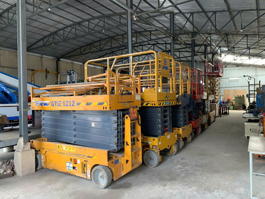 Đội ngũ Nâng người Minh Hải đang kiểm tra kỹ thuật xe nâng người cũ 14m trước khi giao cho khách hàng.