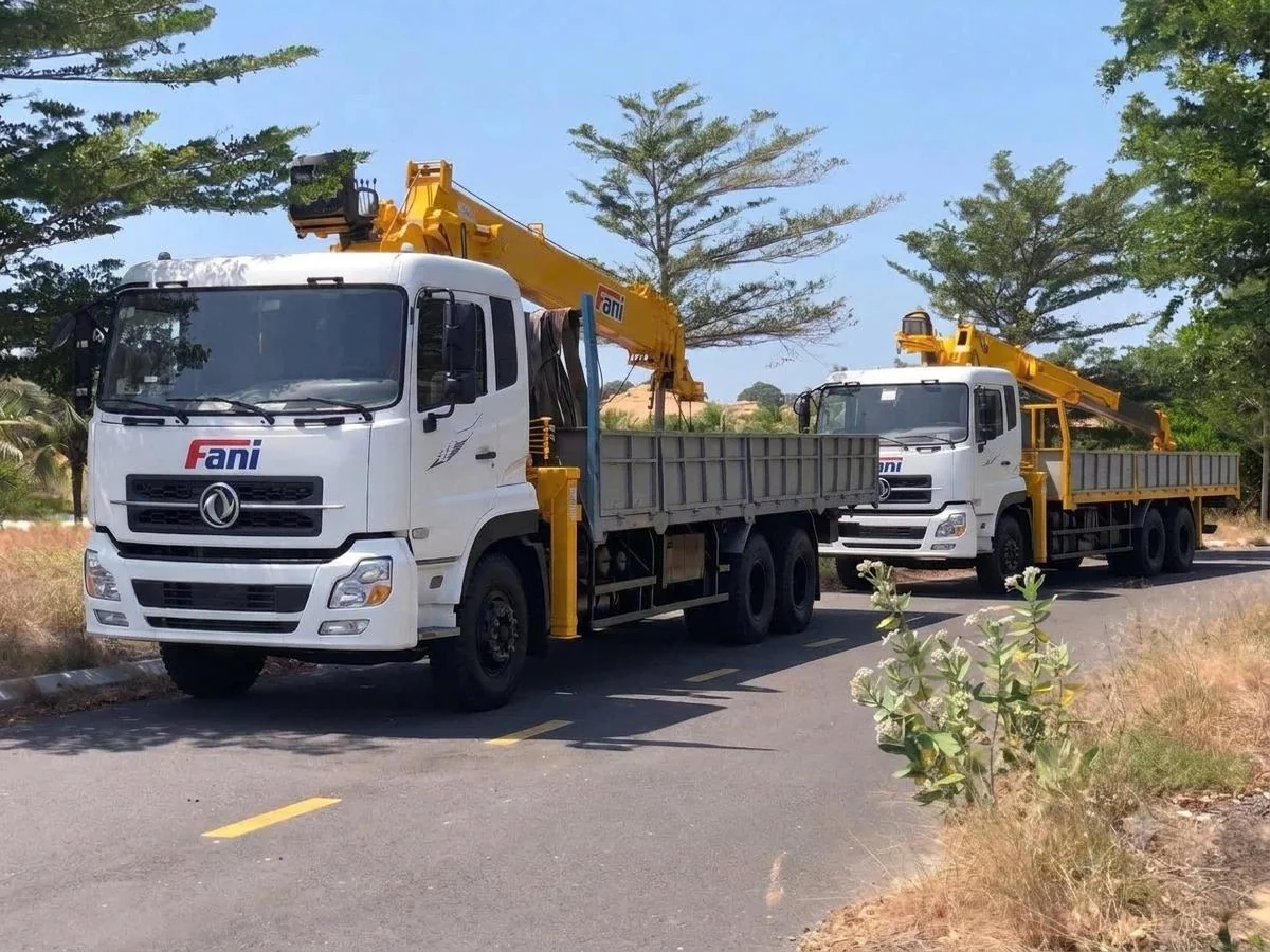 Đội xe cẩu tự hành di chuyển đến công trường